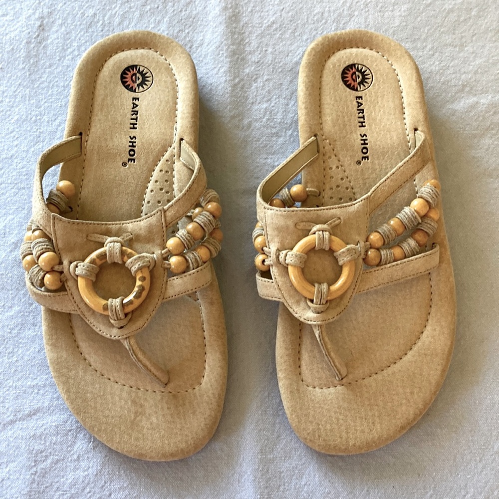 Earth women’s suede sandals size 7.5 Medium